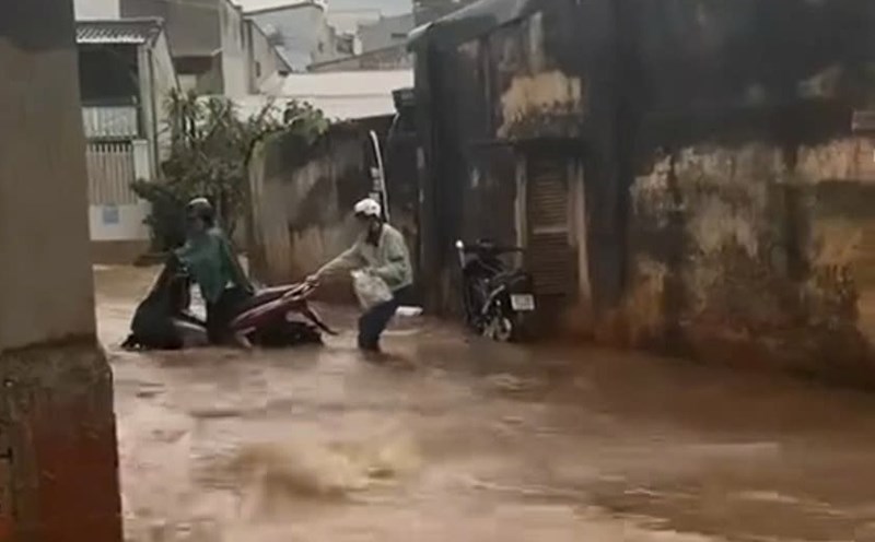 The vehicle stalled due to flooding on the street due to heavy rain. Photo: Thanh Binh