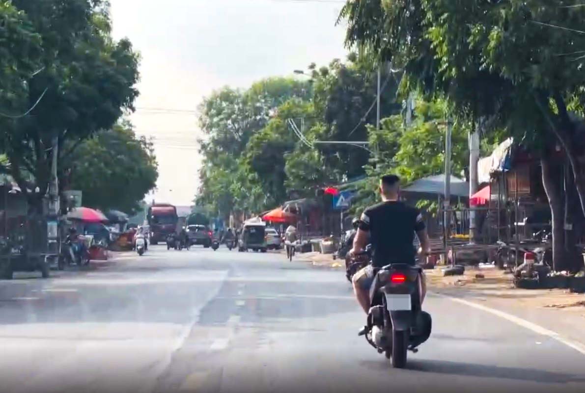 Nguoi dan ong ten Linh, khong doi mu bao hiem, mang theo nam lon khong ro nguon goc dan phong toi diem hen giao dich. Anh: NHOM PV