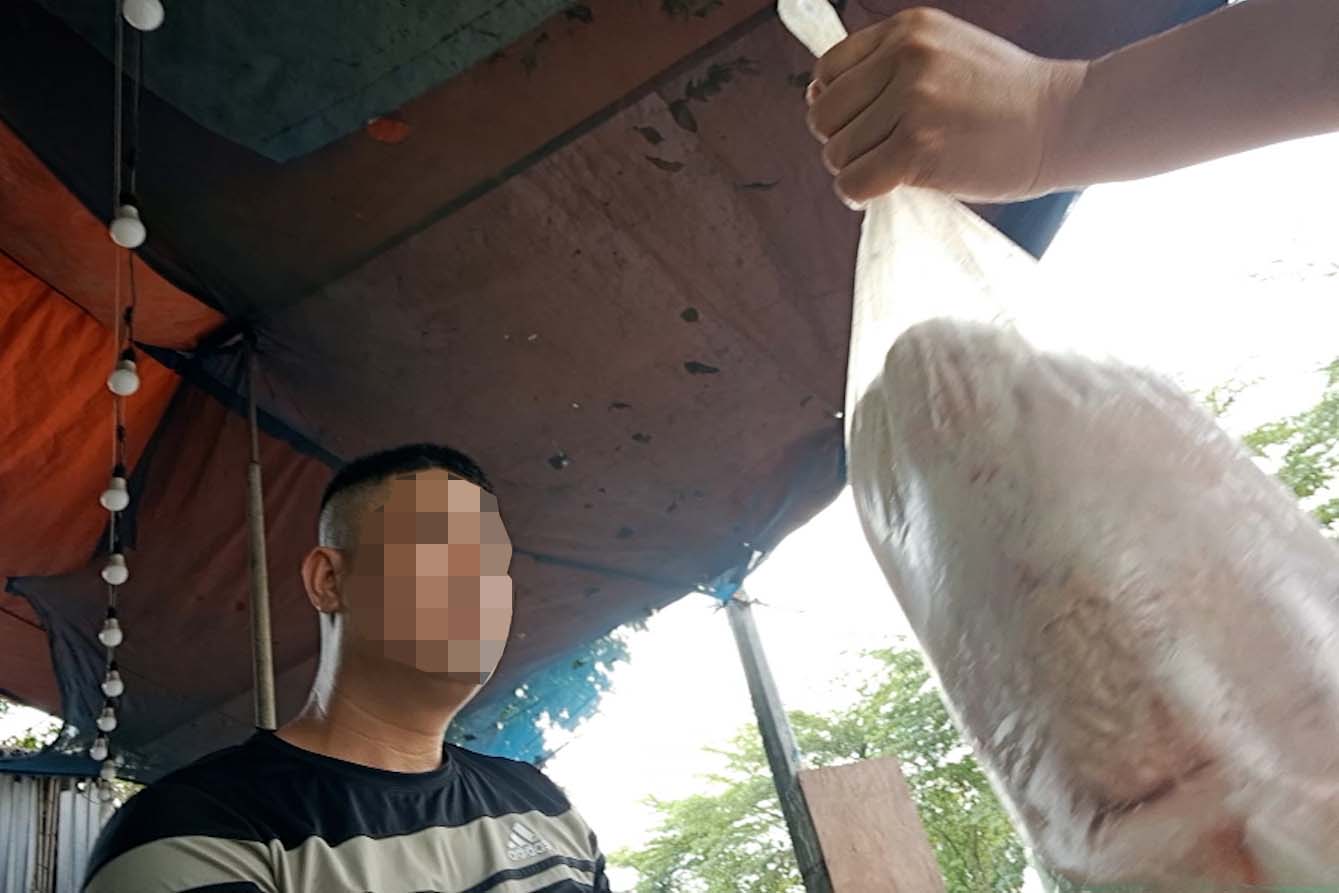 Linh luon the hien su can trong, de phong khi liec nhin xung quanh lien tuc. Anh: NHOM PV