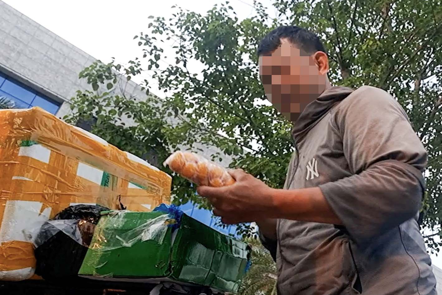 Nguoi giao hang cho Quynh Chi Food, cam tren tay tui trung non khong ro nguon goc, xuat xu.