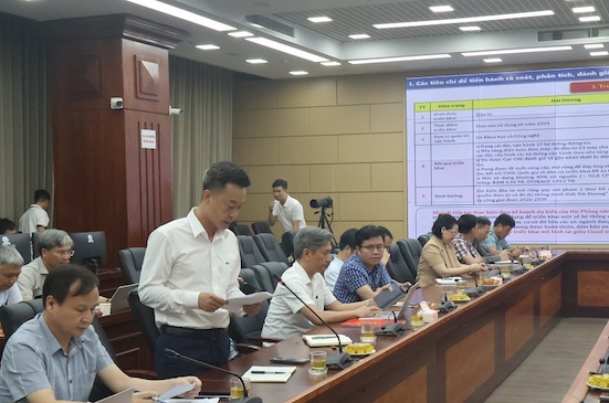 Dai dien lanh dao So Khoa hoc va Cong nghe tinh Hai Duong bao cao ket qua lam viec ve thong nhat phuong an trien khai cac nhiem vu ve chuyen doi so sau sap nhap tinh