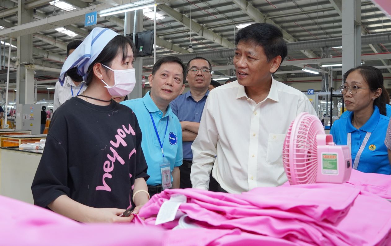 The Secretary of the Soc Trang Provincial Party Committee visited the workshop to visit and encourage the working spirit of workers. Photo: Phuong Anh