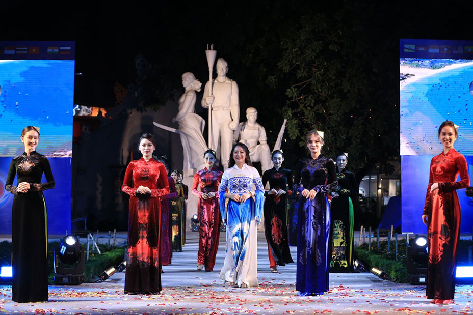 Trinh dien ao dai tai Chuong trinh giao luu van hoa, nghe thuat ASEAN o Ha Noi: Anh: Thao Giang