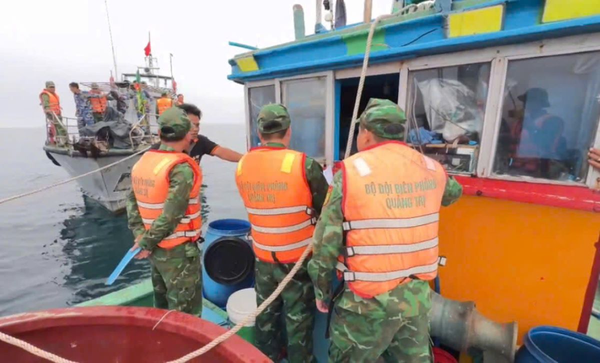 Quang Tri Border Guard force inspected and discovered that fishing vessels took advantage of transporting additional journey equipment of other vessels. Photo: Dinh Tien
