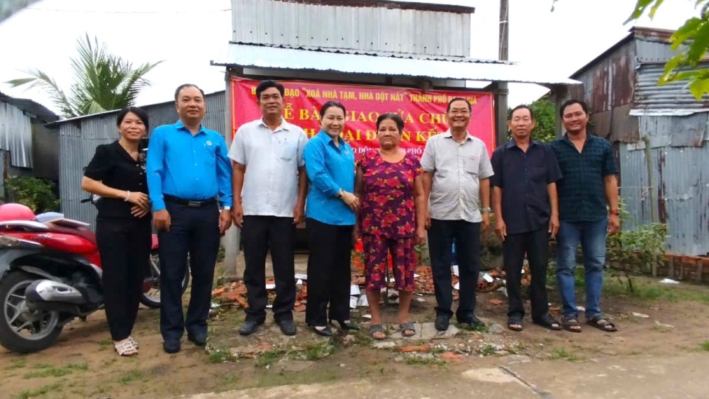 Ban giao nha Dai doan ket (sua chua) cho ba Tran Kim Bi ngu xa Phi Thong. Anh: LDLD TP Rach Gia