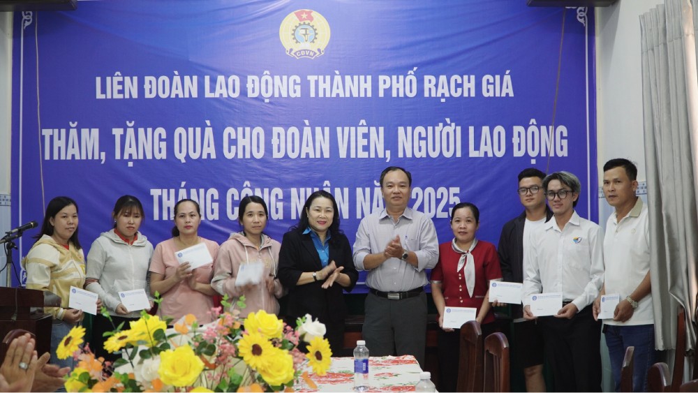 The Rach Gia City Labor Federation presents gifts to union members and workers during Workers' Month 2025. Photo: Nguyen Anh