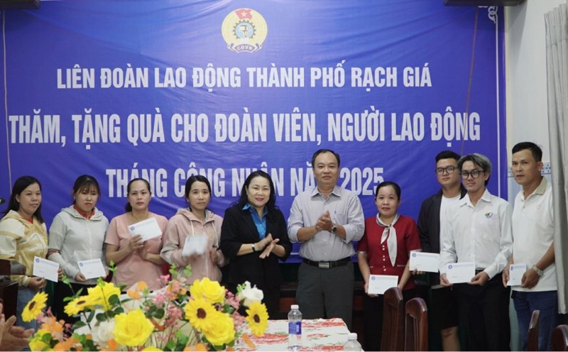 The Rach Gia City Labor Federation presents gifts to union members and workers during Workers' Month 2025. Photo: Nguyen Anh