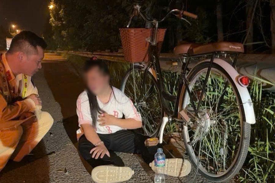 A girl cycling lost on the Thang Long Avenue highway. Photo: Provided by the police