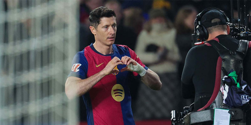 Lewandowski todavia se queda en Barcelona a pesar de tener 36 años. Foto: AFP