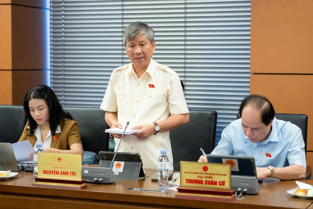 National Assembly delegate Nguyen Anh Tri said that there is still a lot of rice dishes worth a few quintals of rice at the parties. Photo: Pham Dong