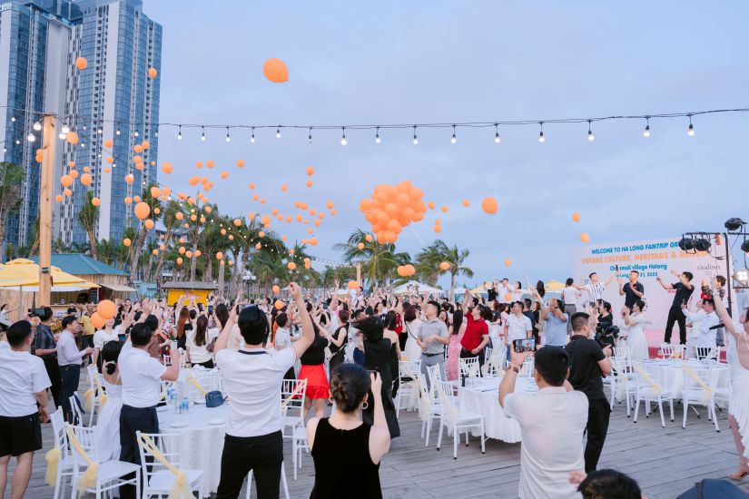 Guests participate in team building activities at Ha Long beach. Photo: Hieu Nguyen