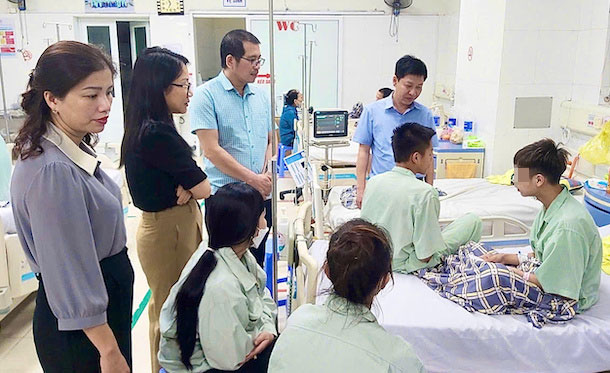 Bo GDDT tham hoi, dong vien cac gia dinh, hoc sinh duoi nuoc tai Quang Ninh. Anh: Bo GDDT