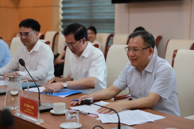 Leaders of Vietnam Social Security at a working session with Lao Dong Newspaper. Photo: Thuy Linh