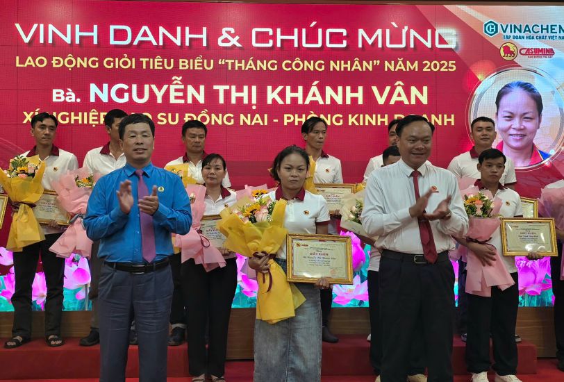 Mr. Nguyen Dinh Khoat - General Director of Casumina (front, right) and Mr. Nguyen Huy Thong - Chairman of the Vietnam Chemical Industry Trade Union (front, left) presented flowers and presented certificates of merit to honor Casumina's excellent workers. Photo: Nam Duong