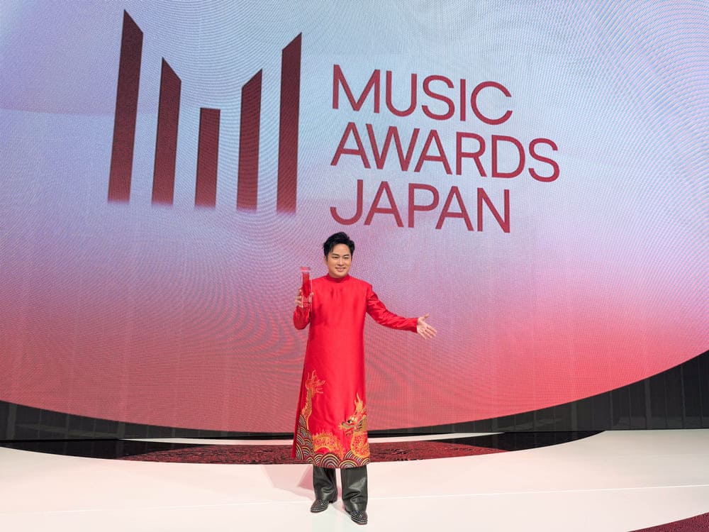 El cantante Tung Duong tuvo el honor de recibir el premio en los Music Awards Japan Awards 2025. Foto: NVCC