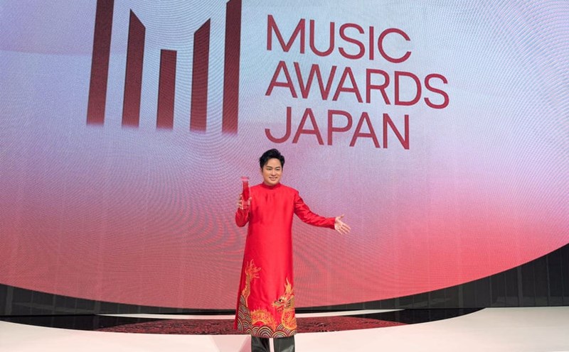 Singer Tung Duong was honored to receive the award at the 2025 Music Awards Japan. Photo: Interviewee