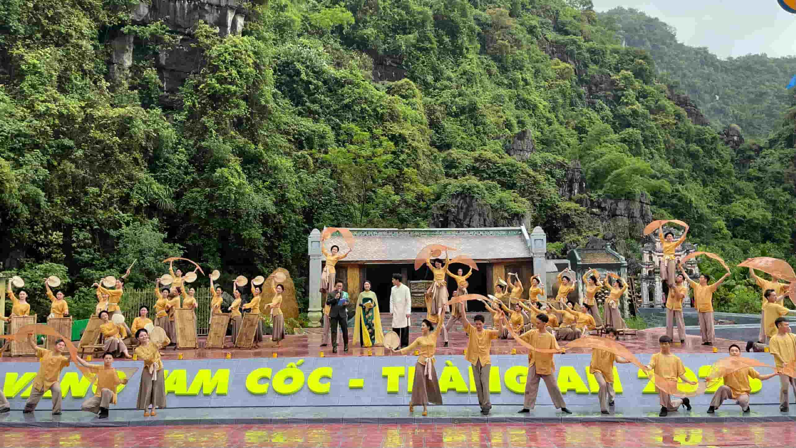 Tiet muc van nghe dac sac tai le khai mac Tuan Du lich Ninh Binh nam 2025. Anh: Nguyen Truong