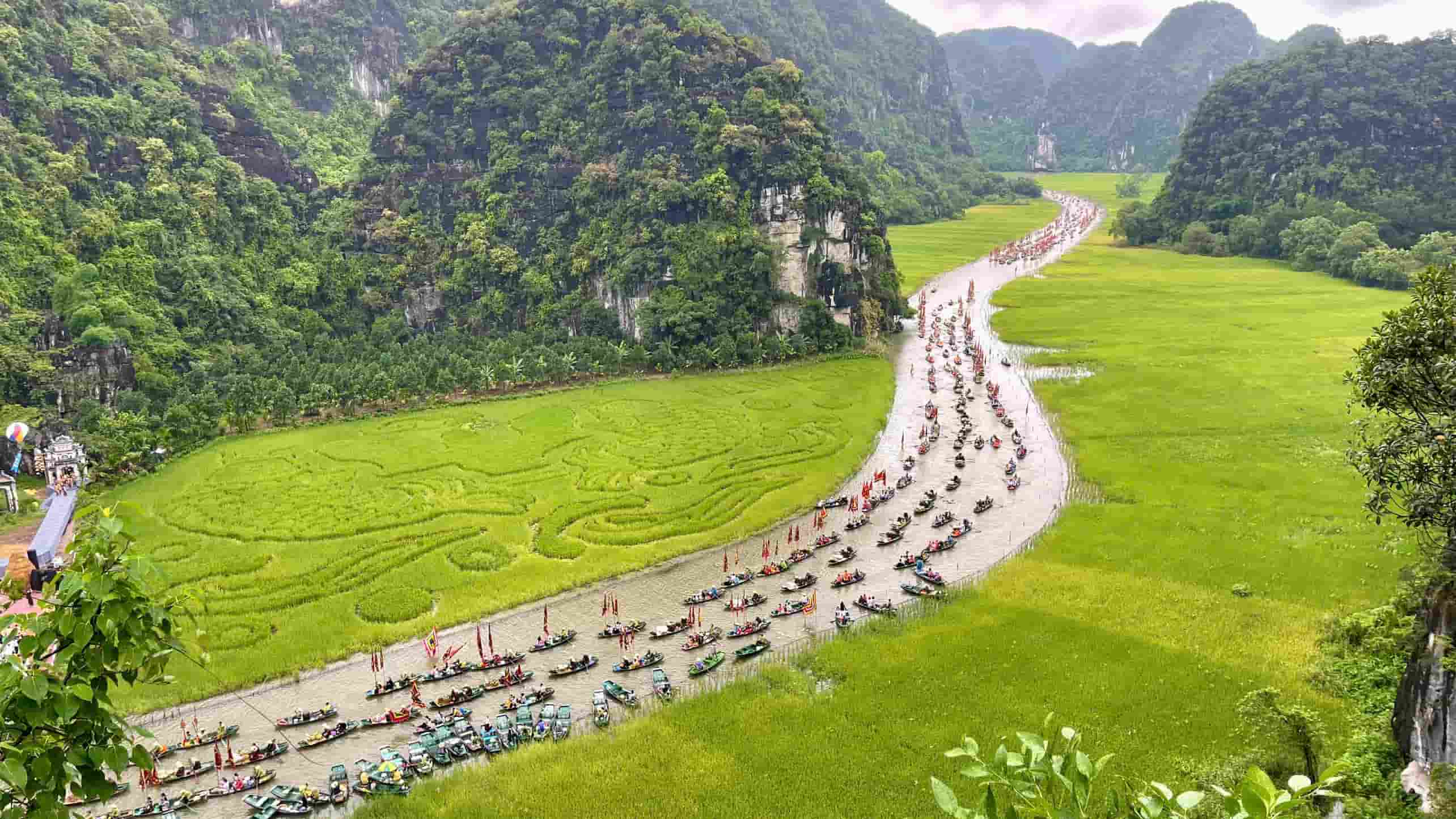 Ninh Binh Tourism Week 2025, tuvo lugar de 23 a 31.5, con el tema "Sac Yellow Tam Coc - Trang An". Foto: Nguyen Truong