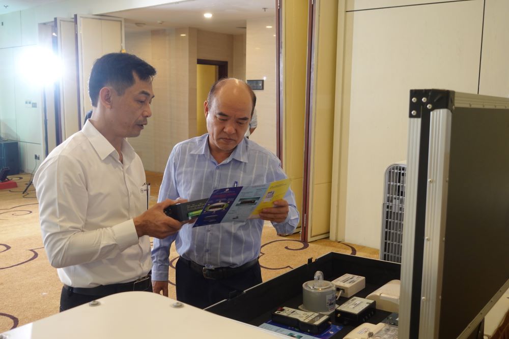 Đại biểu tham quan các gian hàng tại hội thảo "Chuyển đổi xanh, chuyển đổi số, chứng chỉ năng lượng tái tạo trong xu thế phát triển bền vững, giảm phát thải khí nhà kính” tại Đà Nẵng. Ảnh: Trần Thi