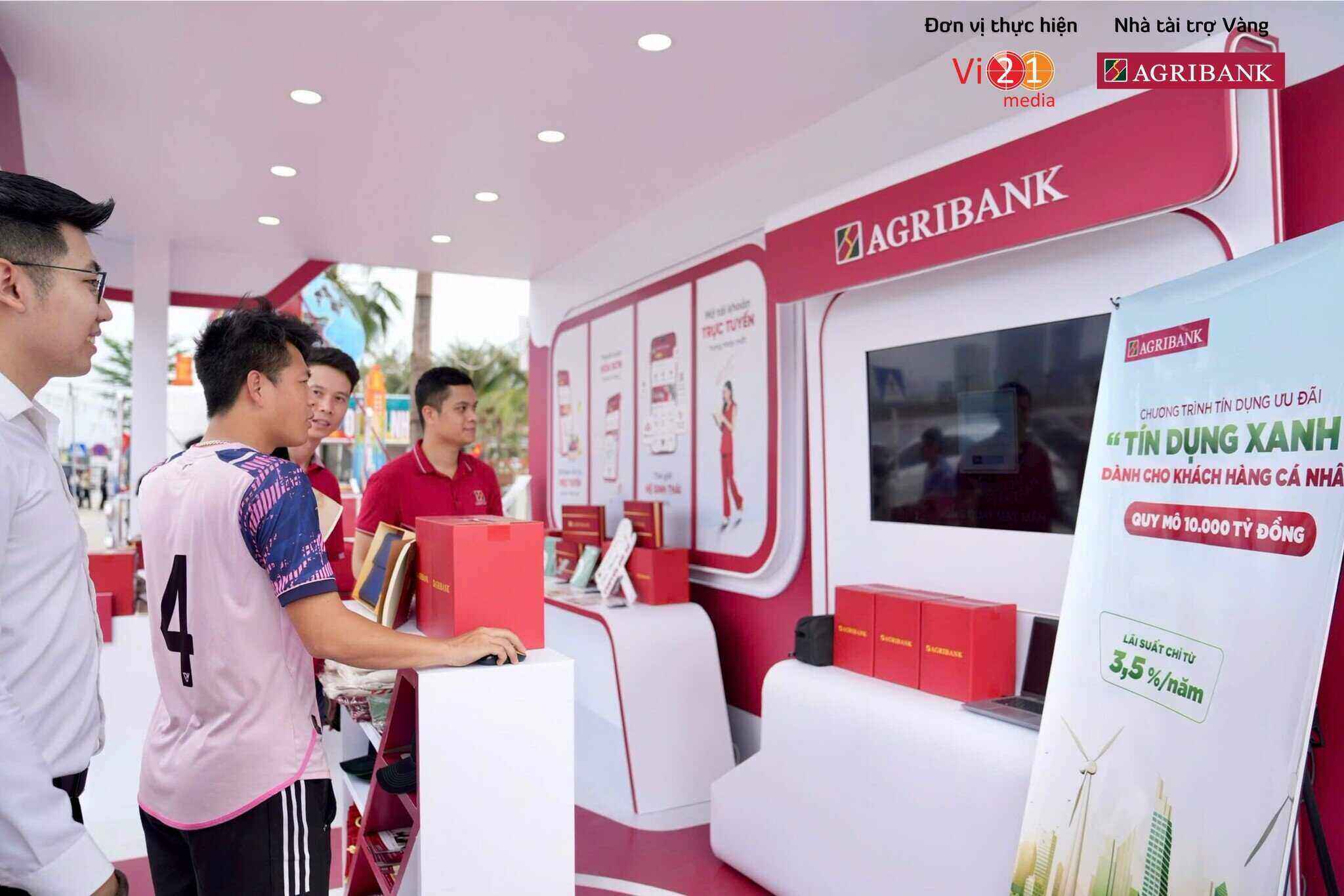 Agribank mang den mot he sinh thai trai nghiem cong nghe da tang danh rieng cho nguoi tre.