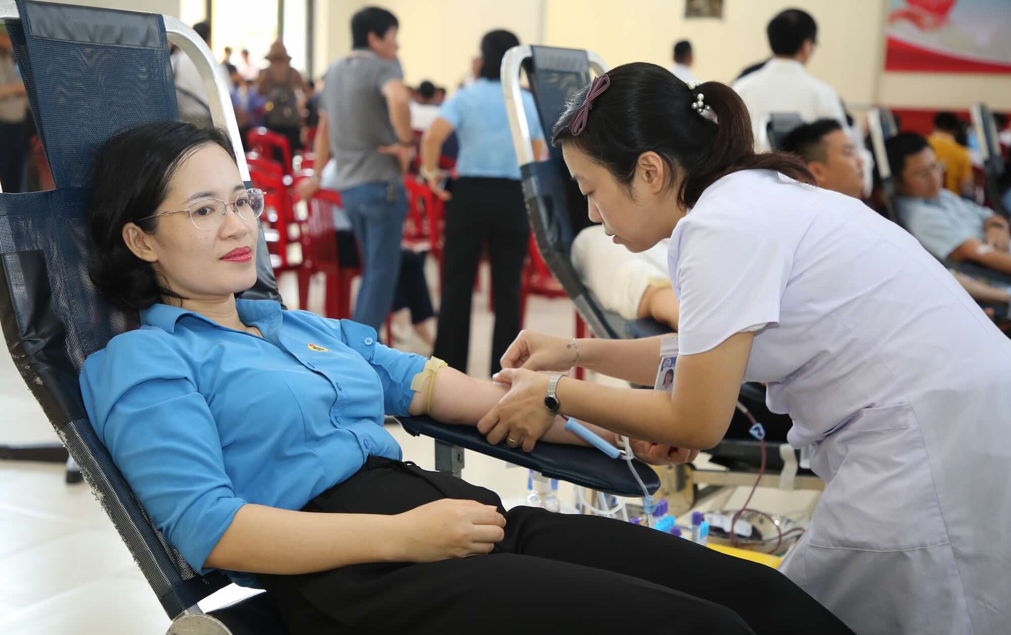 The voluntary blood donation program was organized by the Quang Binh Provincial Federation of Labor on May 23. Photo: Cong Sang