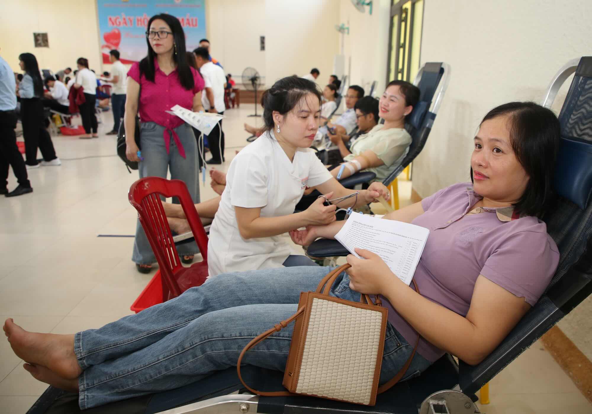 Gan 500 nguoi tham gia hien mau tinh nguyen do LDLD to chuc. Anh: Cong Sang