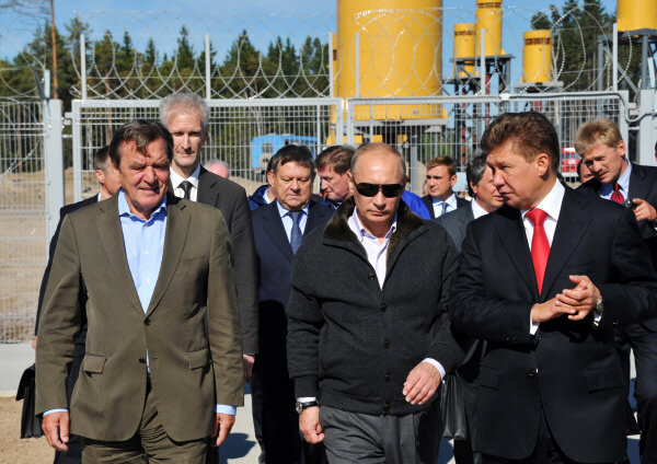 De izquierda a derecha: Sr. Gerhard Schroeder, el Sr. Vladimir Putin y el lider Gazprom Alexey Miller durante una visita a Nord Stream en Rusia en 2011. Foto: Gazprom