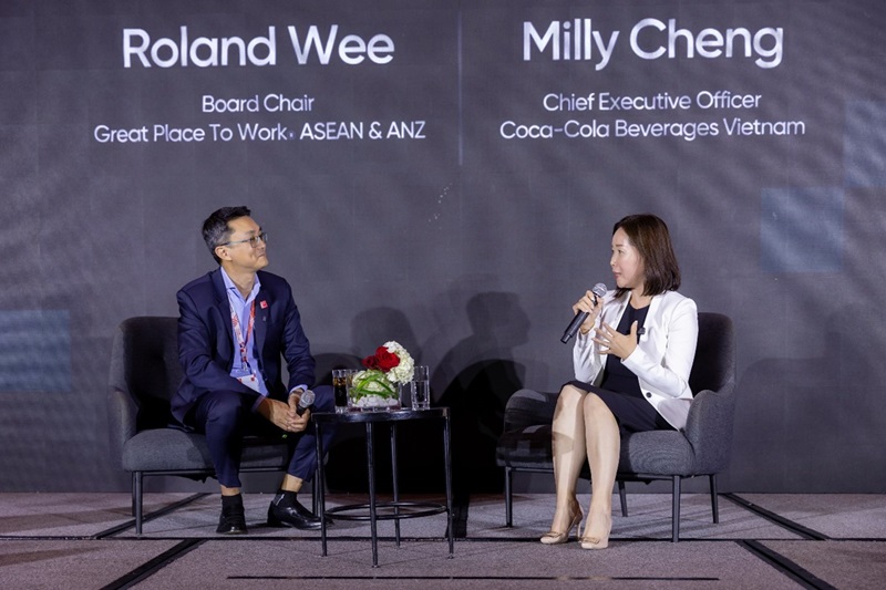 Ong Roland Wee trao doi cung ba Milly Cheng tai le trao giai. Anh: Great Place To Work®