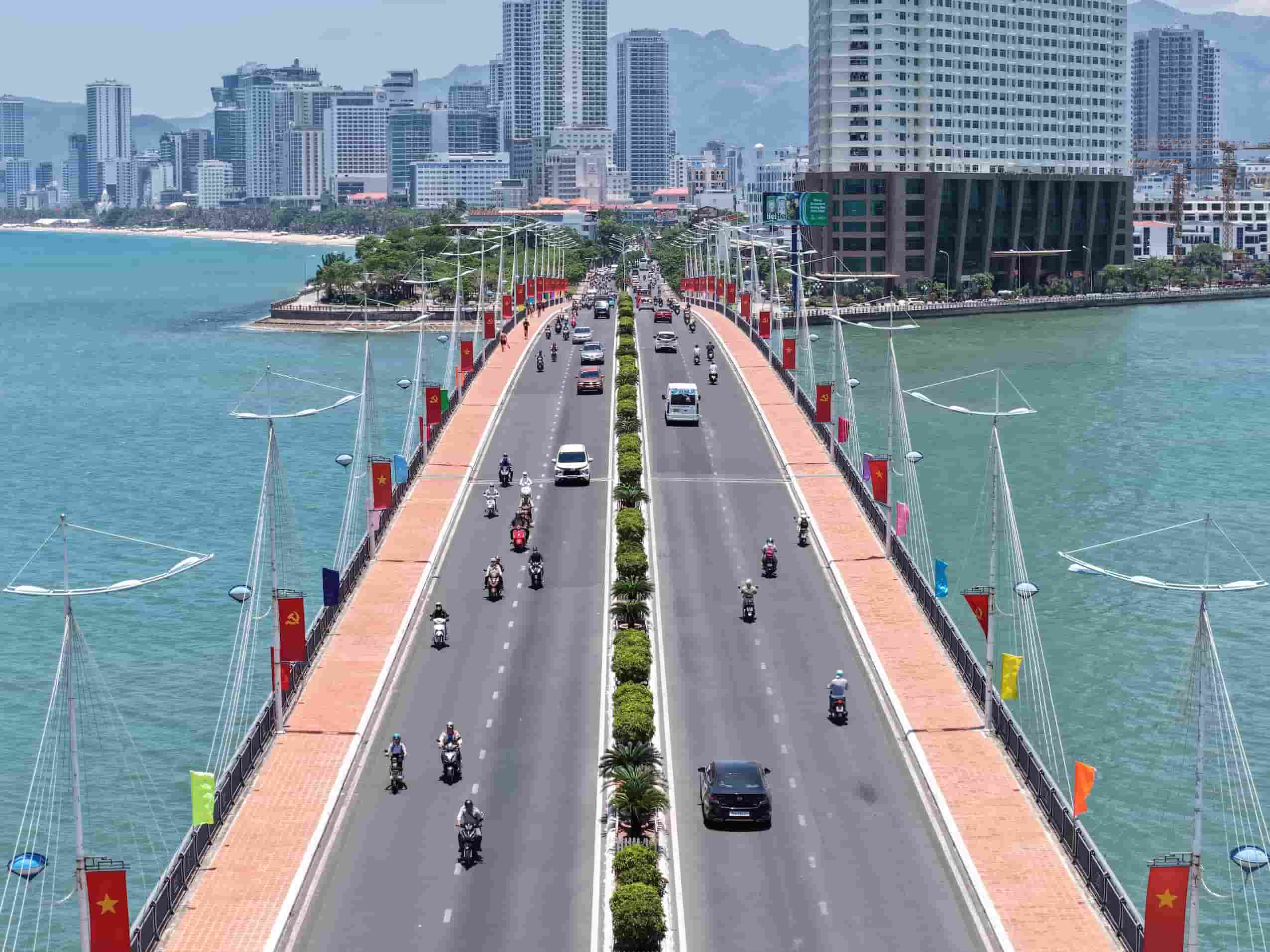 La localidad propone 12 funcionarios de nivel provincial en Khanh Hoa para trabajar a nivel de comuna despues de organizar. Foto: Huu Long