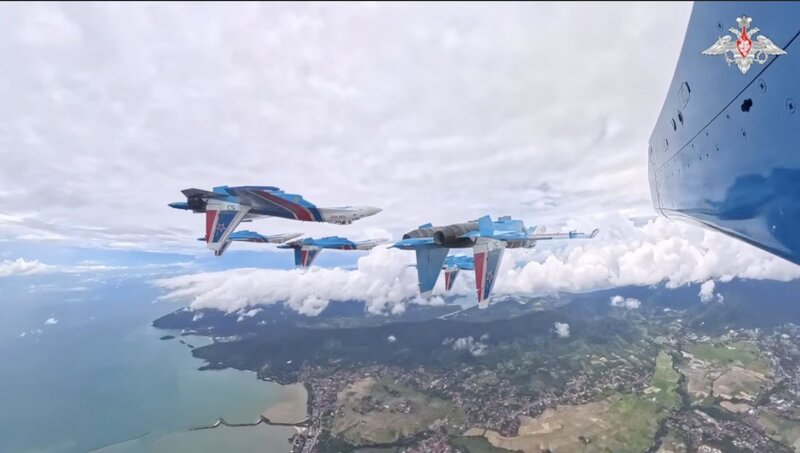 La flota del caballero ruso realizo actuaciones tecnicas en el avion SU-35S. Foto: Corte del video del Ministerio de Defensa