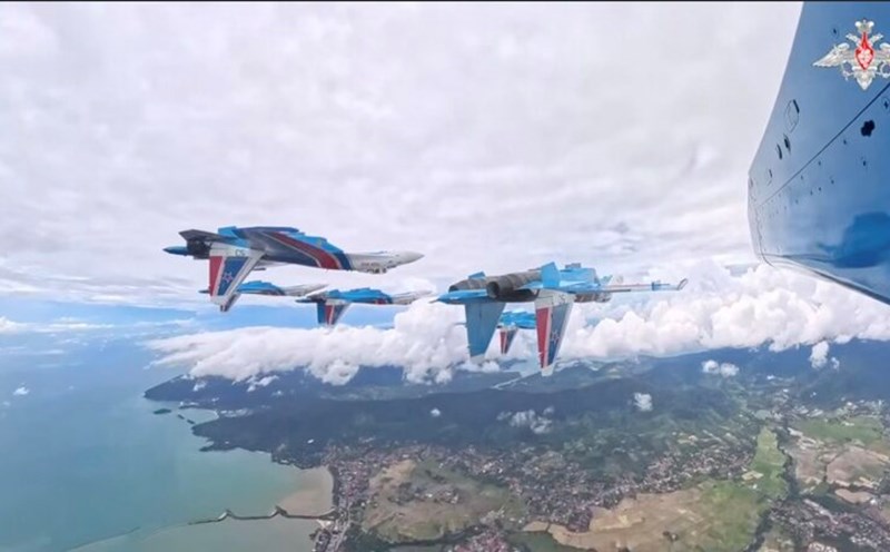 Russian Hiep si Air Force demonstrates techniques on Su-35s. Photo: Cut from video of the Russian Ministry of Defense