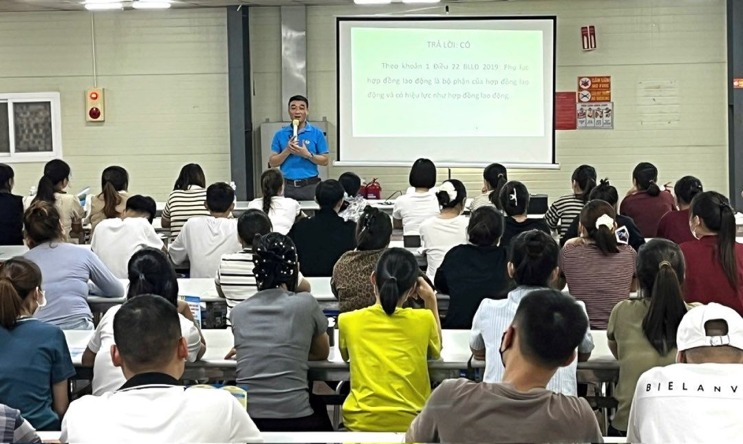 Workers listen to the propaganda content at the conference. Photo: Bac Giang City Labor Federation