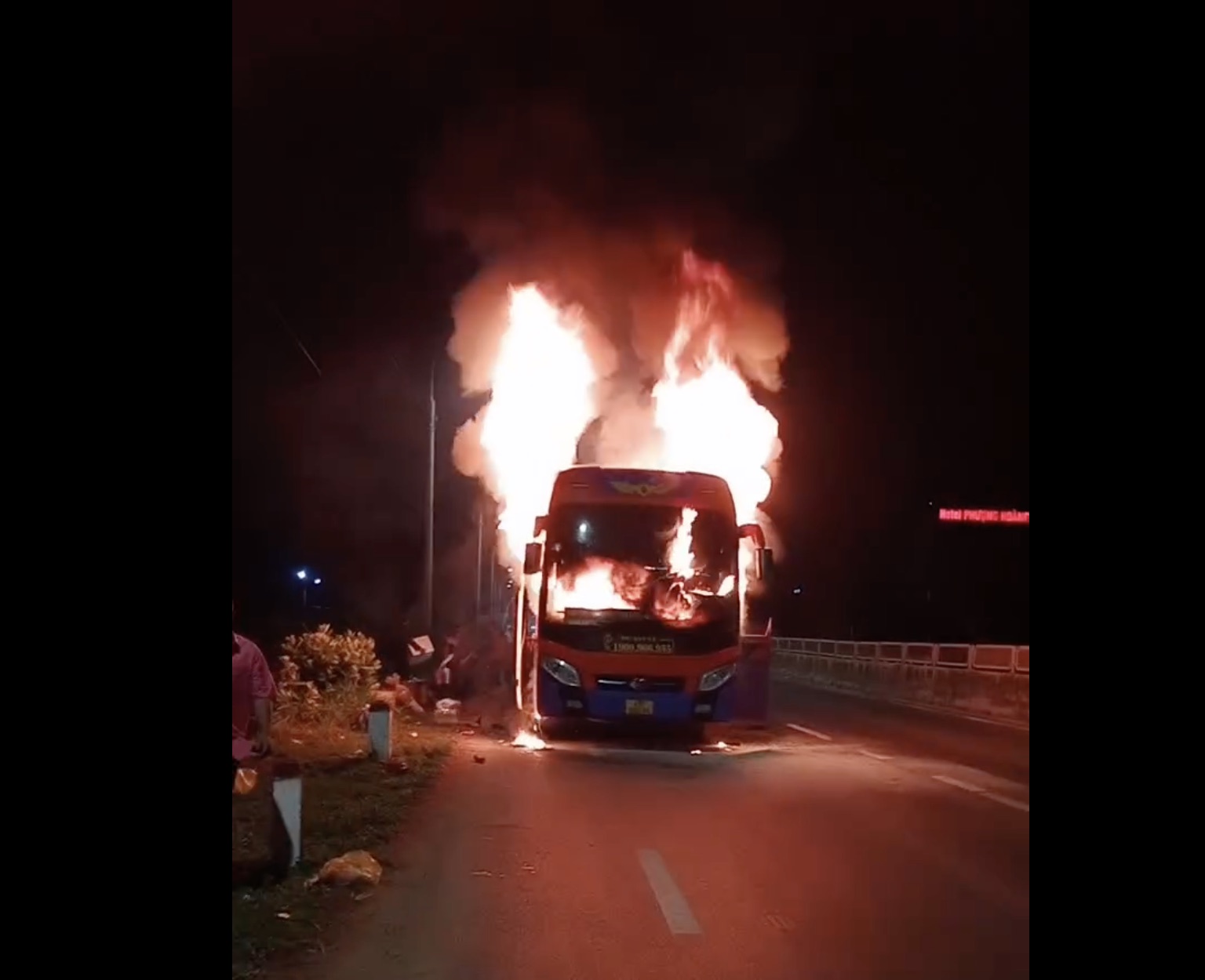 A passenger bus carrying 30 people caught fire on National Highway 1 through Khanh Hoa. Photo: Huu Long