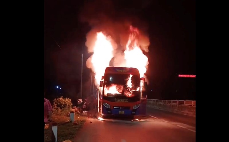 A passenger bus carrying 30 people caught fire on National Highway 1 through Khanh Hoa. Photo: Huu Long