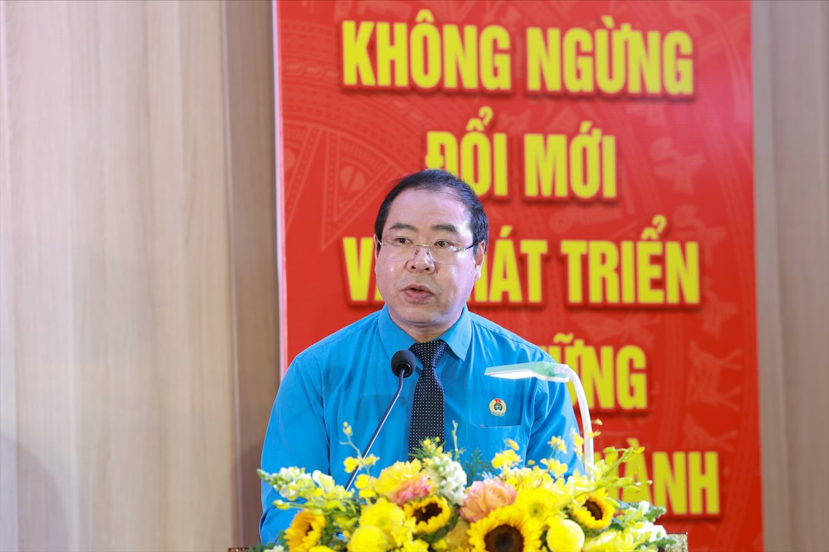 Ông Đỗ Đức Hùng – Chủ tịch Công đoàn Điện lực Việt Nam phát biểu tại Lễ biểu dương. Ảnh: Hải Nguyễn