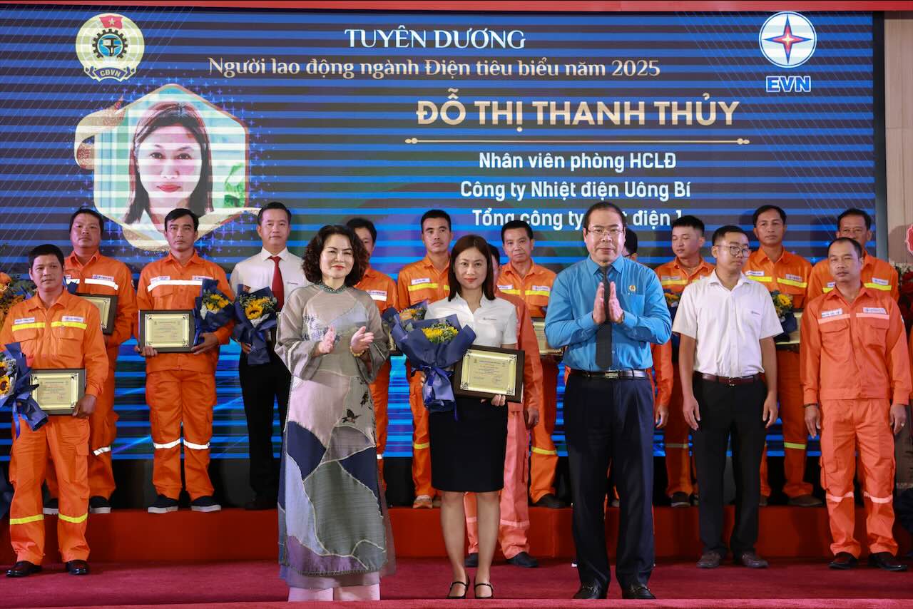 Ông Đỗ Đức Hùng - Chủ tịch Công đoàn Điện lực Việt Nam và bà Nguyễn Kim Thanh - Phó Chủ tịch Công đoàn Điện lực Việt Nam trao biểu trưng và hoa cho người lao động tiêu biểu. Ảnh: Hải Nguyễn