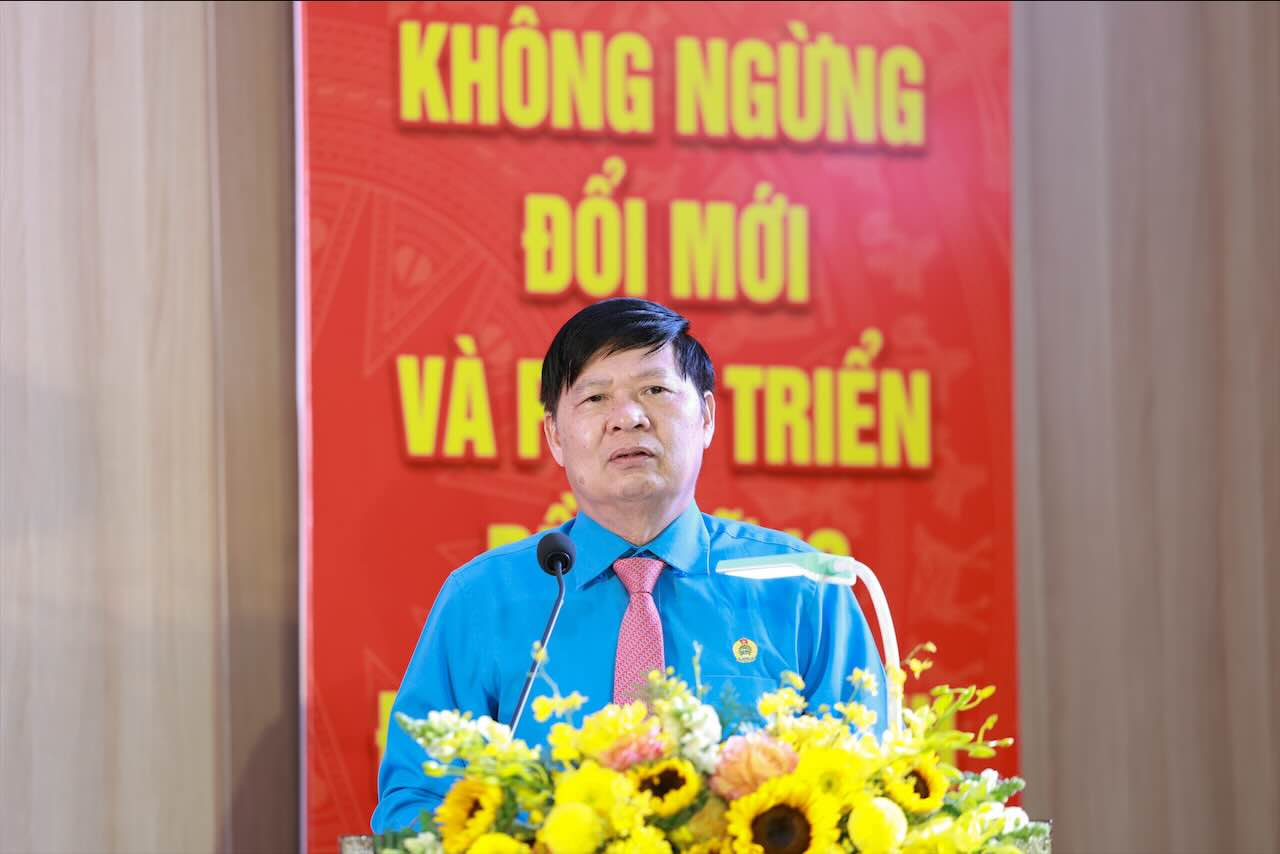 Phó Chủ tịch Tổng LĐLĐVN Phan Văn Anh phát biểu tại Lễ tuyên dương. Ảnh: Hải Nguyễn