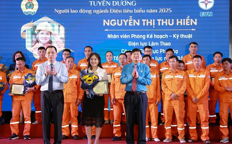 Mr. Dang Hoang An - Party Secretary, Chairman of EVN Board of Members; Phan Van Anh - Vice President of the Vietnam General Confederation of Labor - presented symbols and flowers to commendation workers. Photo: Hai Nguyen