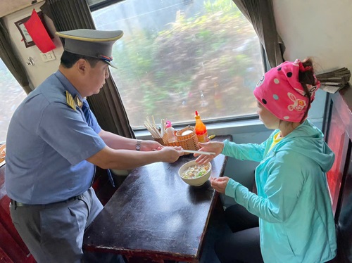 La cabeza del tren Tran Van Tri la apoyo para comer cuando viajaba. Foto: VNR