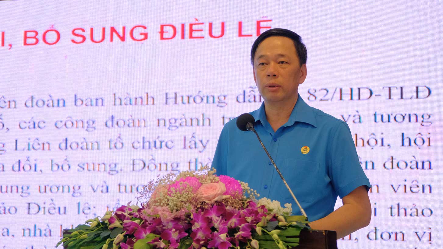 Ong Tong Van Bang - Truong Ban To chuc Tong LDLD Viet Nam - trinh bay bao cao tai hoi nghi. Anh: My Ly