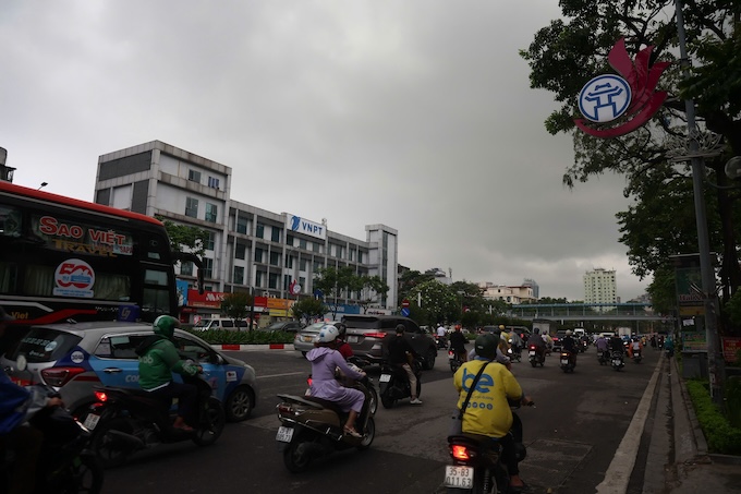 Theo Trung tam du bao khi tuong thuy van, hom nay ngay 23.5, thoi tiet Ha Noi nhieu may, co mua vua, mua to va dong, cuc bo co noi mua rat to. Tu khoang 10h, may den keo ve noi thanh Ha Noi khien bau troi toi sam du dang la thoi diem giua trua. Anh: Viet Anh.
