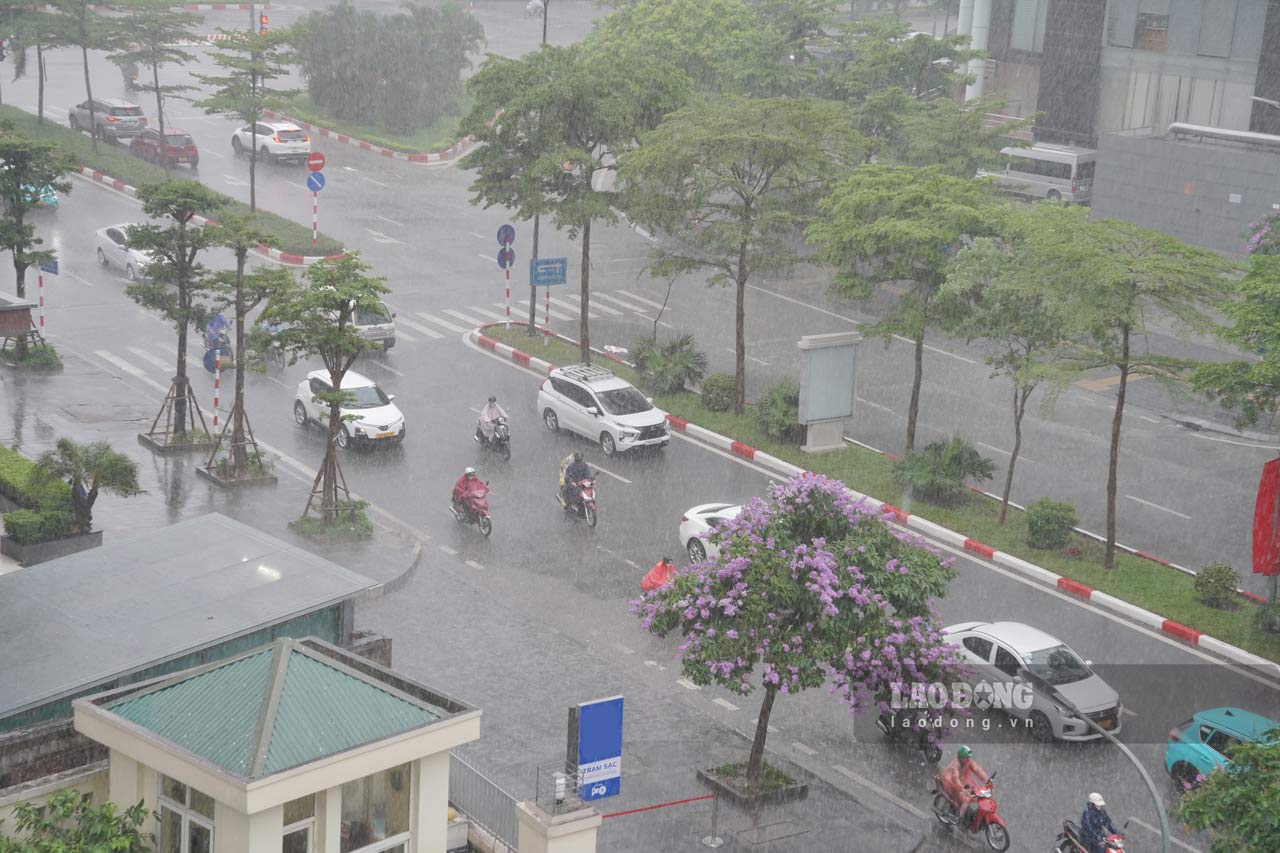Mua to khien tam nhin bi han che, nguoi dan di chuyen kho khan hon. Anh: Vu Linh. 