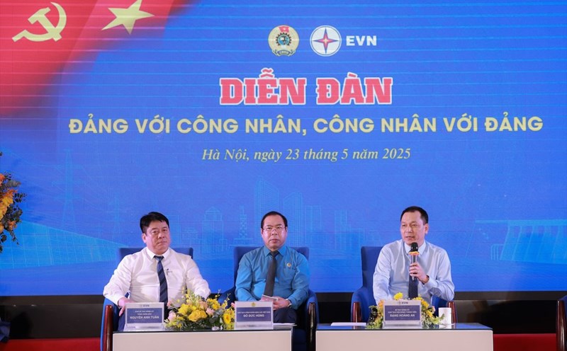 Mr. Dang Hoang An - Party Committee Secretary, Chairman of EVN Board of Members (far right) answered the question of workers at the Party Forum with workers, workers with the Party. Photo: Hai Nguyen.