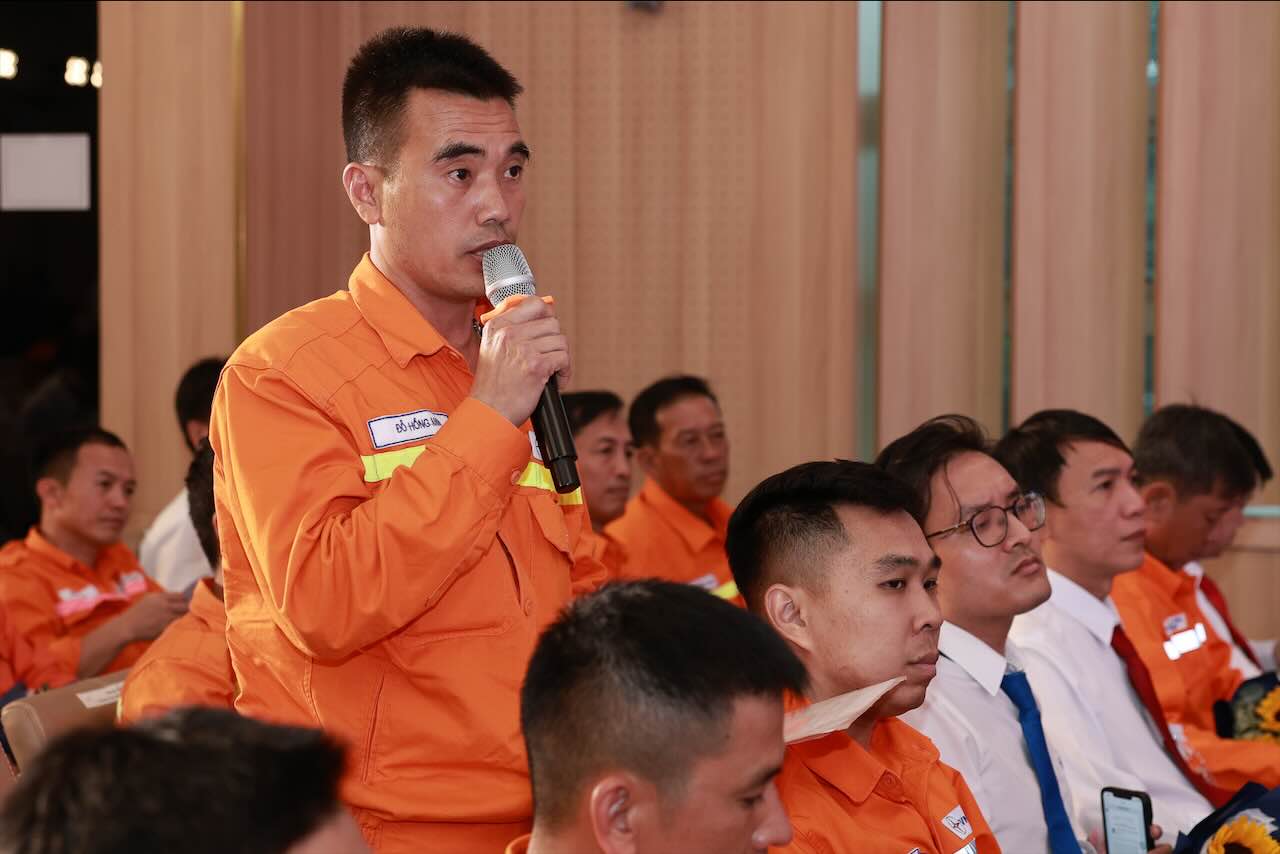 Cong nhan dat cau hoi tai Dien dan. Anh: Hai Nguyen