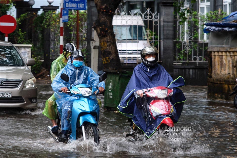 Pronostico del clima de lluvia en la ciudad de Hanoi. Es probable que esta lluvia cause inundaciones en muchas calles. Foto: Nguyen Long