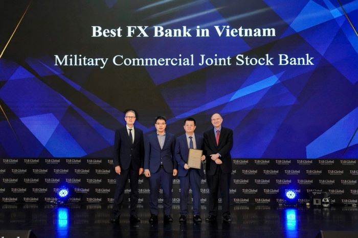 MB duoc vinh danh “Ngan hang giao dich ngoai hoi tot nhat Viet Nam” tai le trao giai Transaction Banking Awards 2025. Anh MB
