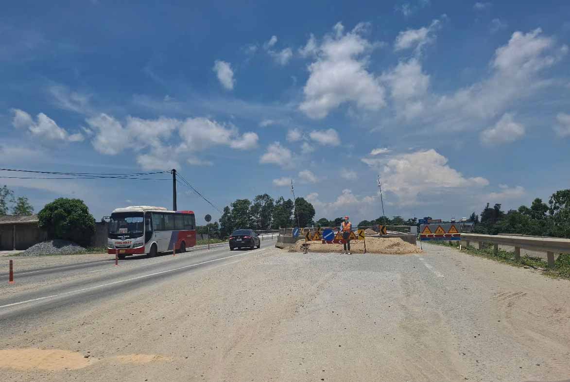 Trong qua trinh sua chua, don nguyen cau Rac moi phia ben trai duoc chia doi lam 2 lan xe de cac phuong tien luu thong qua lai. Anh: Tran Tuan.