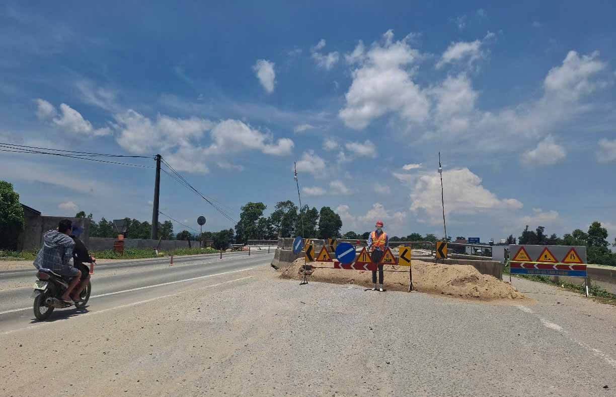 The old Garbage Bridge (right) is under repair. Photo: Tran Tuan.
