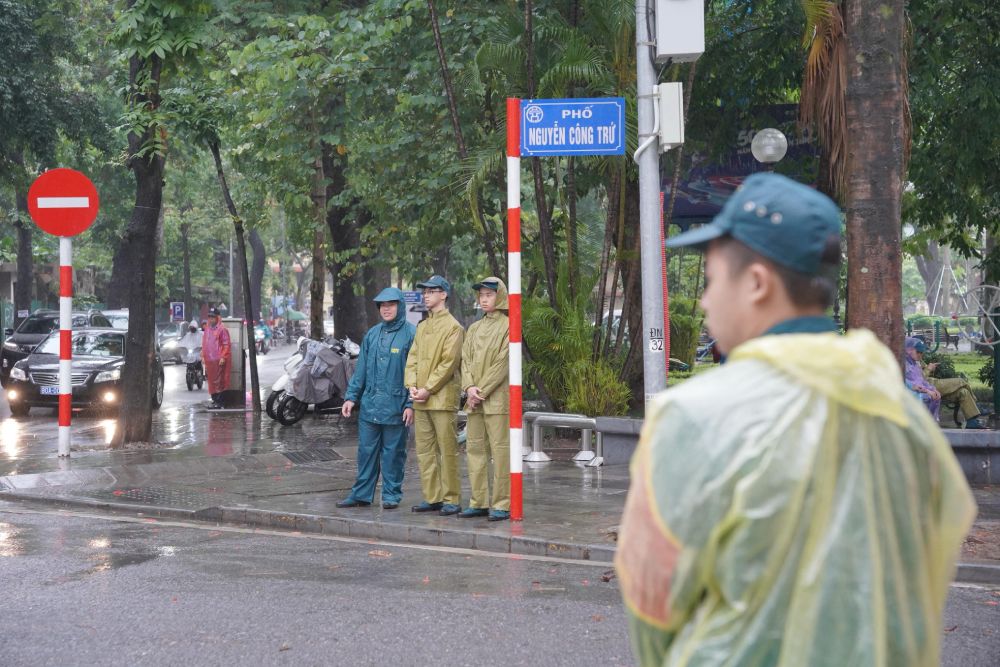 Ben ngoai khu vuc Nha tang le Quoc gia, so 5 Tran Thanh Tong. Anh: Pham Linh
