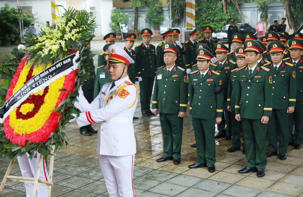 Doan Bo Tong Tham muu QDND Viet Nam do Dai tuong Nguyen Tan Cuong - Tong Tham muu truong QDND Viet Nam, Thu truong Bo Quoc phong - lam Truong doan dan dau vao vieng.